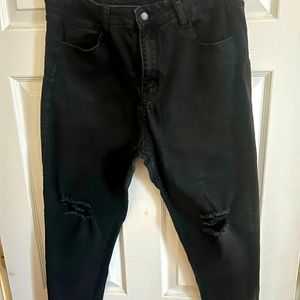 Women’s SHEIN Curve size OXl black distressed jeans.
